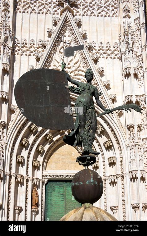 El Giraldillo Estatua Fuera De La Puerta Del Pr Ncipe La Entrada A La