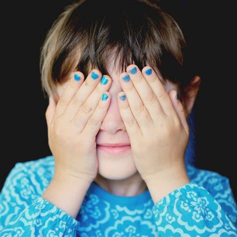 Petite Fille Avec Des Mains Couvrant Ses Yeux Photo Stock Image Du