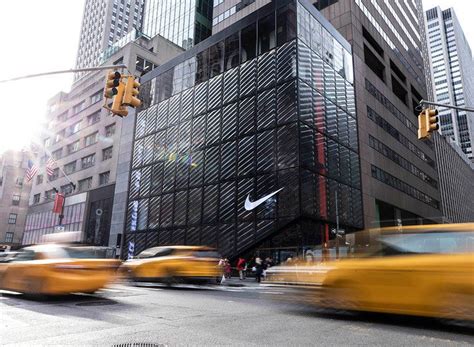 Nike Opens Immersive Flagship Store In Nyc With Wavy Glass Fa Ade