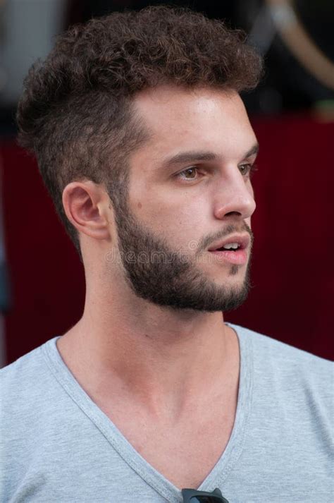 Retrato De Medio Cuerpo De Un Muchacho Con Una Camiseta Gris Con Una