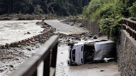 Hochwasserlage Weiter Angespannt Mindestens Tote Viele Vermisste