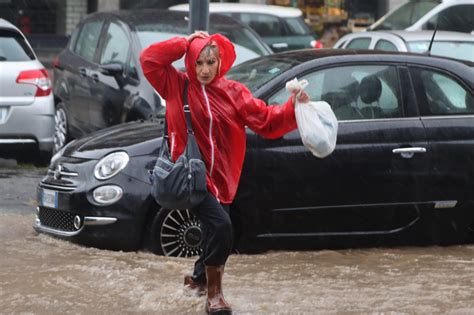 Milano le immagini della città allagata in Zona Niguarda Corriere it