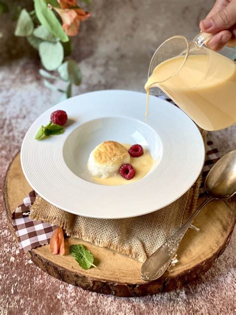 CREMA INGLESA CON ISLA FLOTANTE Y FRAMBUESAS