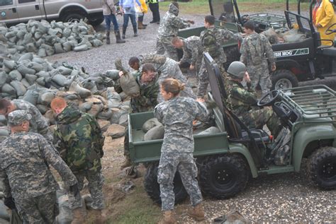 Louisiana National Guardsmen Unload Sandbags Venice La Flickr