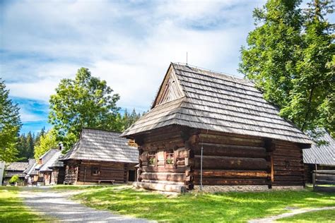 Деревянный народный музей в деревне зуберец, словакия. сканзен села ...