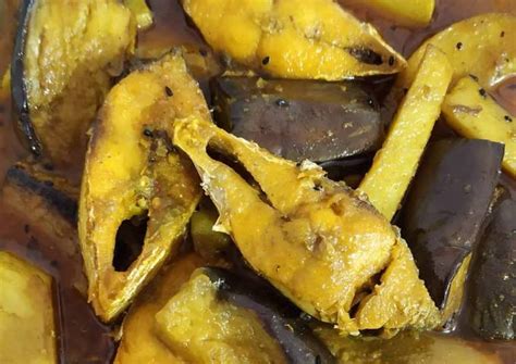 Ilish fish curry Recipe by Sarbani Chakraborty - Cookpad