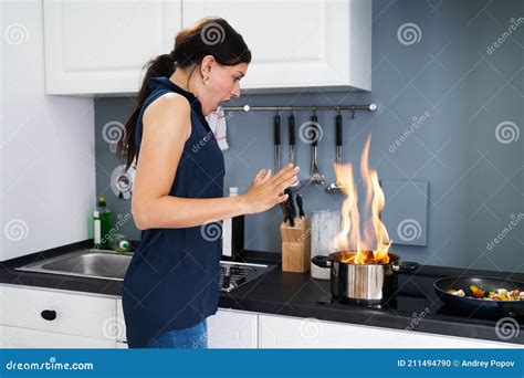 Inc Ndio Na Cozinha Panela Queimada Enquanto Cozinhava Foto De Stock