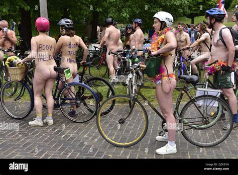 Los Participantes En World Naked Bike Ride En Bristol Durante El