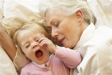 Petite Fille De Caresse De Grand M Re Dans Le Lit Image Stock Image