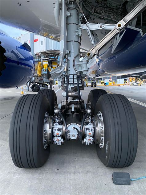 The Landing Gear Of A Boeing 787 R EngineeringPorn