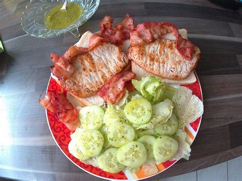 Schweinesteaks Auf Toast Mit Salat Und Bacon Von Onomeister Chefkoch