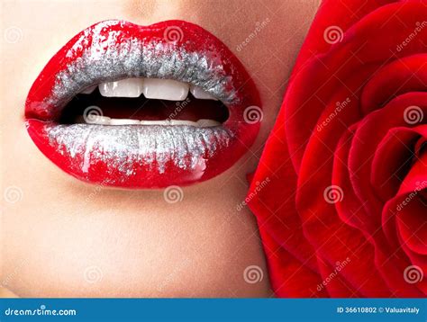 Belle Labbra Femminili Con Rossetto E La Rosa Rossa Brillanti