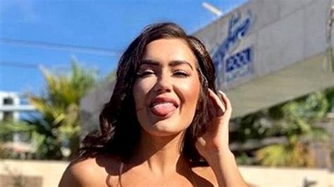 Un model a făcut senzație cu cel mai mic bikini din lume