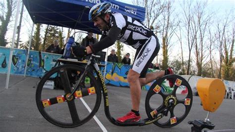 Il Bat Le Record De Lheure Trottinette Linfo Re Magazine Insolite