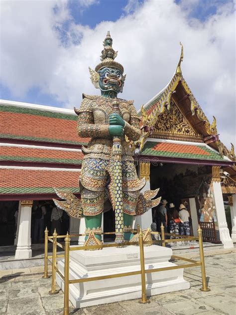 Estatua Gigante De Demon Guardian Ubicada En El Gran Palacio De Bangkok