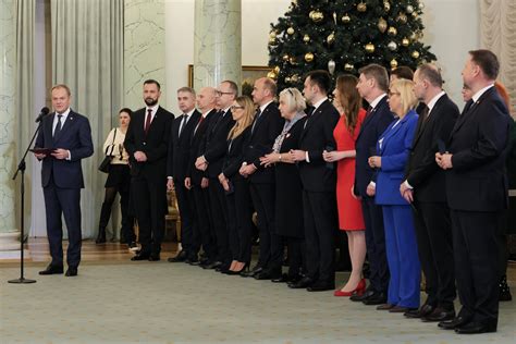 Poland’s new PM Tusk, cabinet take oath of office - EFE Noticias