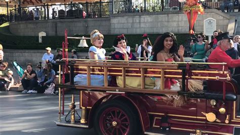 Mickey And Friends Band Tastic Calvacade At Disneyland Park Youtube