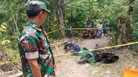 Karo Gempar Mayat Dengan Luka Bacok Tertindih Motor Ditemukan Di Ladang