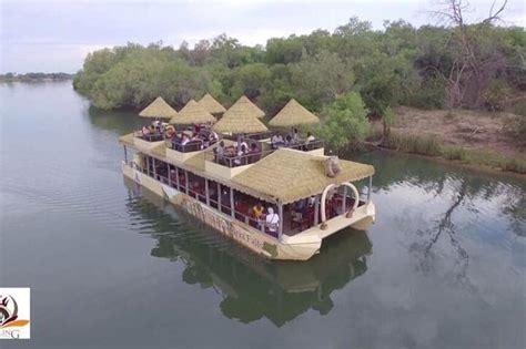 Lion King of Victoria Falls Sunset Cruise no rio Zambeze experiência