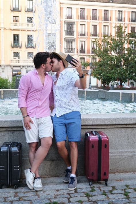 Pareja De Turistas Gay Besándose Y Tomándose Un Selfie En Una Fuente Foto de archivo Imagen de