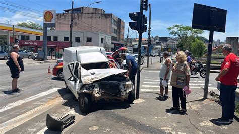 Motorista Perde Controle De Carro E Arrastra Outro Por Quase Metros