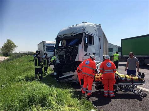 Tamponamento Tra Mezzi Pesanti Traffico In Tilt In A4 Giornale Di