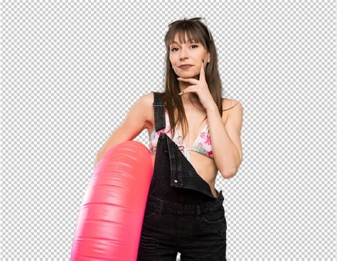 Mujer Joven En Bikini Mirando De Frente Archivo PSD Premium