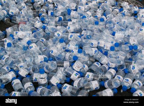 Botellas vacias de plastico fotografías e imágenes de alta resolución