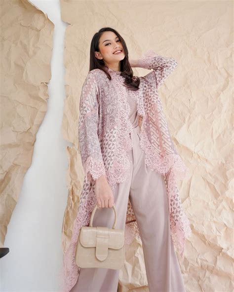 Ide Model Kebaya Simple Tapi Mewah Untuk Acara Formal