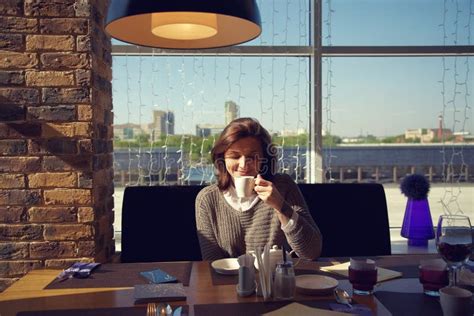 Jolie Jeune Femme S Asseyant Dans Un Caf Avec La Tasse De Th Image