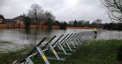 Staines flood defences erected in bid to save 200 homes - Surrey Live