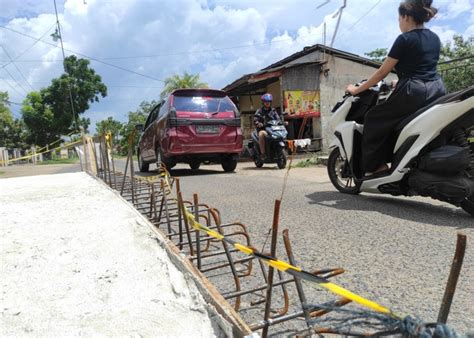 Material Proyek Jembatan Di Ketapang Mencuat Ke Jalan Warga Resah