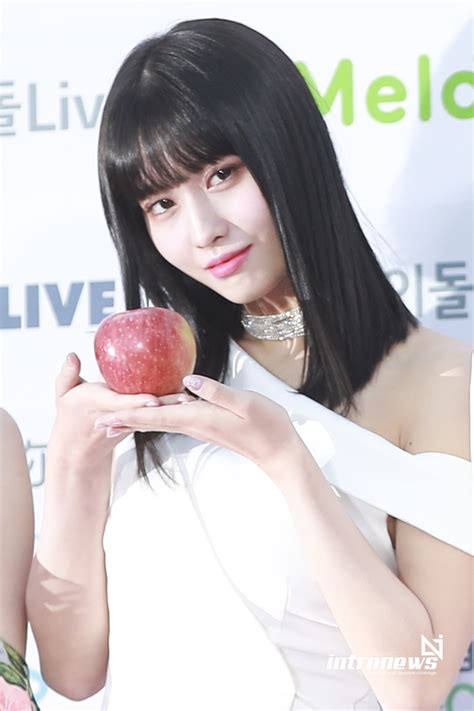 Twices Momo Appears At The Gaon Chart Music Awards With An Apple