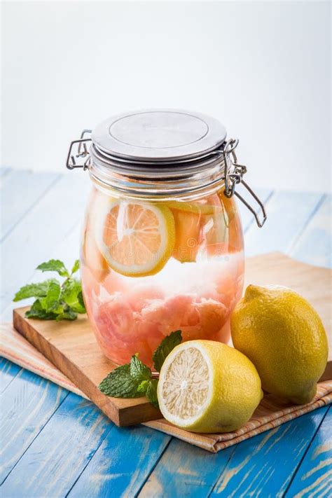 Miscela Infusa Dell Acqua Del Limone E Del Pompelmo Immagine Stock