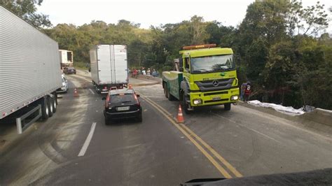 CaminhÃo Carregado De Frango Tomba Na Br 277