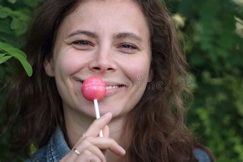 La Fille Suce La Crème Glacée Image stock Image du beauté mignon