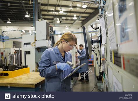 Donne Che Lavorano In Fabbrica E Sulla Linea Di Produzione Immagini E