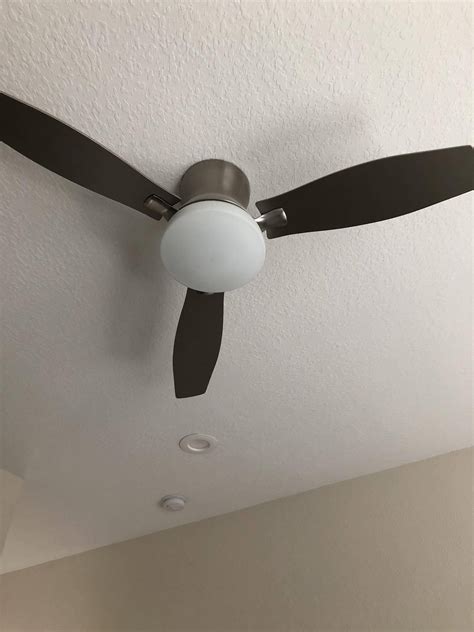 How to replace bulbs in this ceiling fan? - Home Improvement Stack Exchange