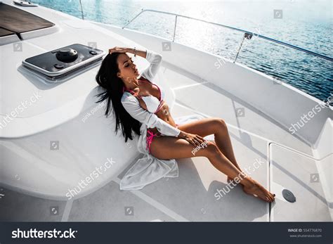 Sexy Brunette Girl White Swimsuit On Foto Stock 554776870 Shutterstock