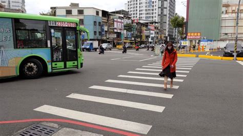 怒開罰！公車撞死母嬰路口 稽查竟又抓到公車未禮讓行人 社會 自由時報電子報