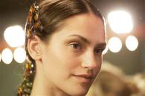 Du Nude Et Des Sourcils Bien Dessin S