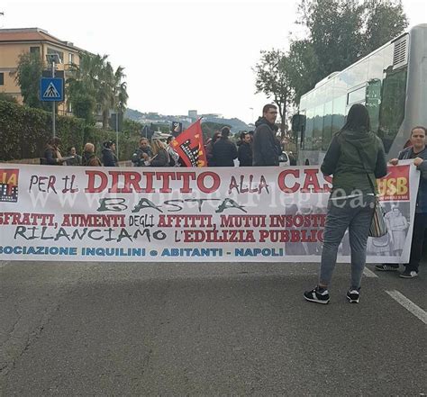 Pozzuoli Protesta Degli Sfollati Bloccata Via Campi Flegrei Cronaca