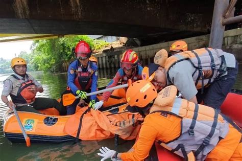 Korban Tenggelam Di Kali Bekasi Diduga Bunuh Diri Pojok Bekasi