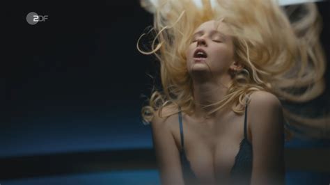 Nude Video Celebs Luise Emilie Tschersich Sexy Nicola Rabea Langrzik Sexy Blutige Anfanger