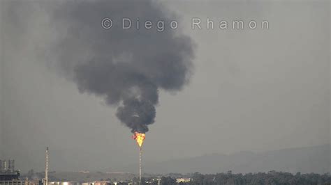 Emissão de fumaça preta por flare da refinaria Henrique Lage Revap