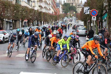 Paris Camembert après une chute la course neutralisée quelques