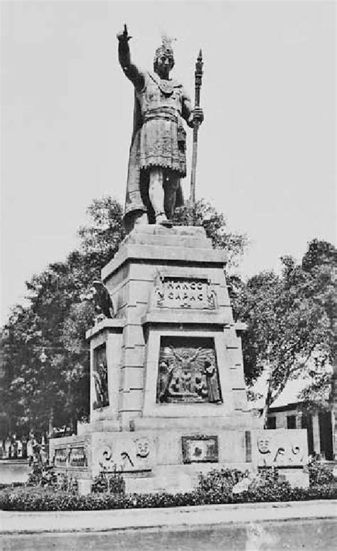 Estatua de Manco Cápac cruce de la avenida Santa Teresa y prolongación