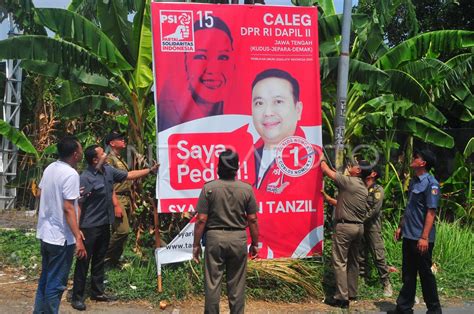 Penertiban Alat Peraga Kampanye ANTARA Foto