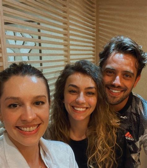 Rafael Cardoso e Vivian Linhares visitam clínica e médica brinca