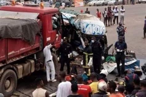 Anyama Une Collision Entre Un Minicar Gbaka Et Un Camion Poids